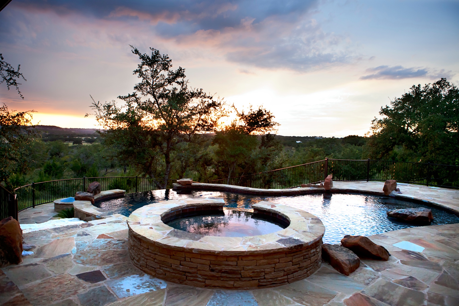 jacuzzi overlooking the forest and mountains